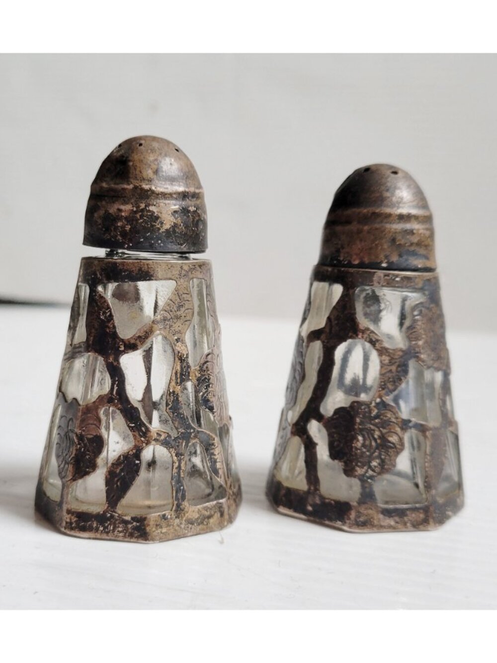 925 Sterling Silver Die-Cut Overlay Glass Salt & Pepper Shakers, vintage Mexico